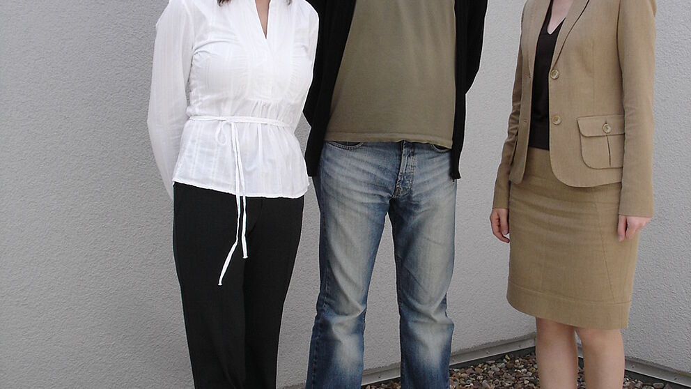 Foto: Bereits aktiv an ihren Promotionsarbeiten im Department Physik: Master of Science Marina Panfilova, Bernd Ahrens und Elena Tschumak (v. l.).