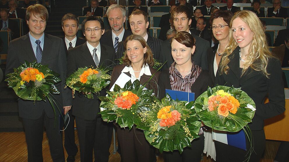 Foto (Martin Decking): Preisträger und Laudatoren beim Neujahrsempfang der Universität (v. li.): Dr.-Ing. Thorsten Maschkio, Prof. Dr. Bernd Frick, Wenhai Huang, Prof. Dr. Wilhelm Schäfer, Dr. rer. pol. Eva M. Hertle, Alexander Krüger, Anna Kurmeleva,