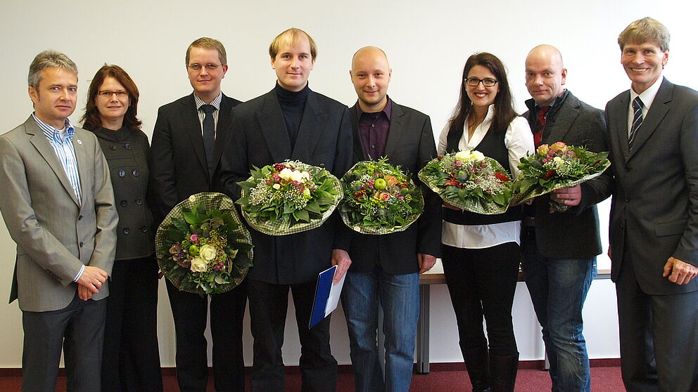 Foto (Universität Paderborn, Martin Decking): Von rechts: Uni-Präsident Prof. Dr. Nikolaus Risch überreichte den Forschungspreis der Universität Paderborn an Prof. Dr. Prof. Dr. Frank Hellmich, Dr. Sandra Niebuhr-Schubert, Dr.-Ing. Matthias Stallein, 