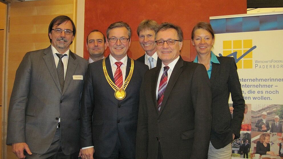 Foto (WFG): Die Akteure (v. l.): Prof. Dr. Gregor Engels (Universität Paderborn), Thorsten Wolff (Volksbank Paderborn-Höxter-Detmold eG), Michael Dreier (Bürgermeister der Stadt Paderborn), Prof. Dr. Nikolaus Risch (Präsident Universität Paderborn), 