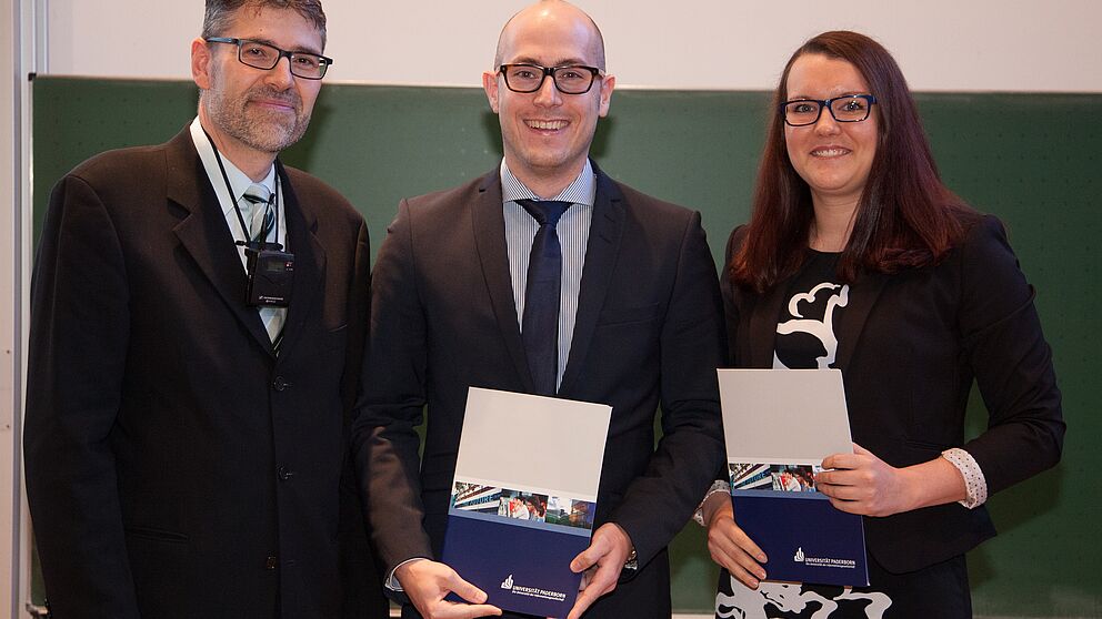 Foto (Jan Olaf Scholz): Studiendekan Prof. Dr.-Ing. Hans-Joachim Schmid überreichte den Fakultätspreis an Claudia Behrens (Maschinenbau) und Christian Dülme (Wirtschaftsingenieurwesen).