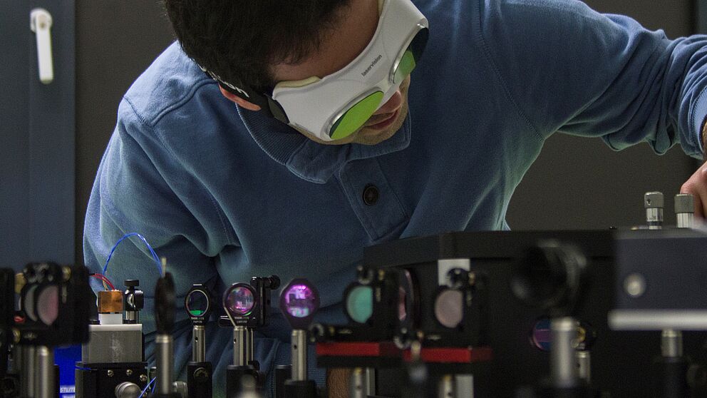 Foto (Universität Paderborn): Forschung an Einzelphotonen für zukünftige Kommunikationstechnologien.