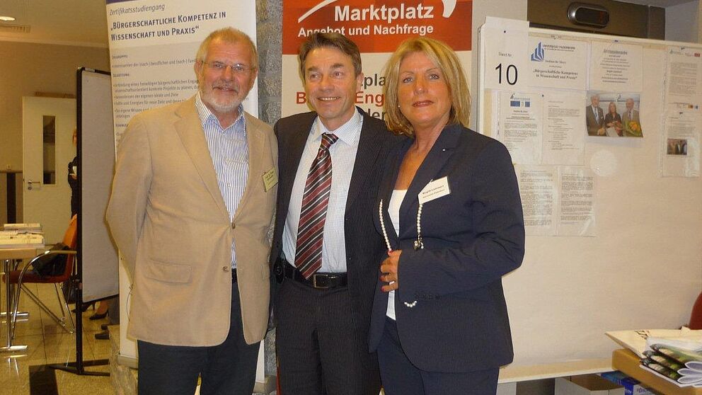Foto: Von links: Prof. em. Dr. Peter Schneider, Hochschulbeauftragter für das Studium für Ältere, Günter Baaske, Minister für Arbeit, Soziales, Frauen und Familie des Landes Brandenburg, Birgitt Lammert, Koordinatorin Stadt Paderborn/Universität Pad