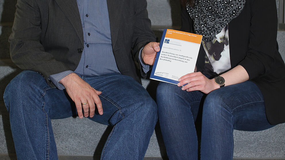 Pressefoto frei zum Abdruck, © Reinhard Schwarz: Die Paderborner Bildungsforscher Prof. Dr. H.-Hugo Kremer und Marie-Ann Kückmann unterstützen die Berufskollegs nicht nur in Sachen „Multiprofessionelle Teamarbeit“.