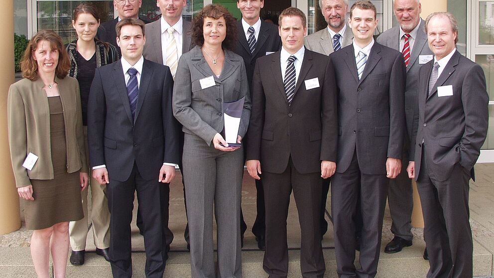 Foto (Martin Decking): Sie tragen als erste das Universitäts-Label „Unternehmensgründung aus der Universität“ (v. li.): Dr. Elke Radeke, Viola Jonas, Stefan Jonas, Prof. Dr. Wilhelm Dangelmaier, Dr. Martin Hahn, Dr. Nicole Jeannine Lehmann, Thorste