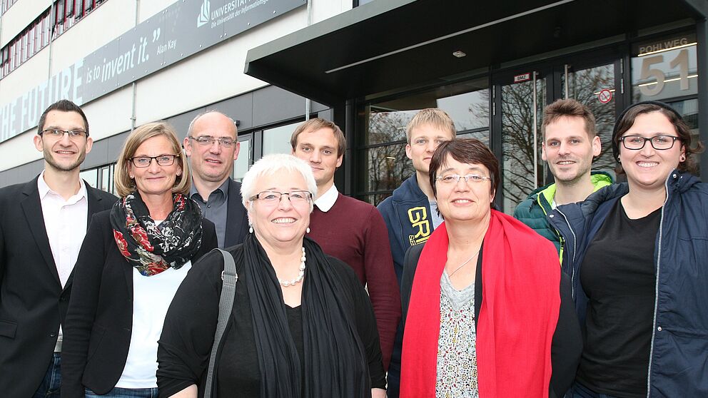 Foto (Universität Paderborn, Vanessa Dreibrodt): Diskutierten über das NRW-Fortschrittskolleg „Leicht – Effizient – Mobil“ (v. l.): Dr. Christian Lauter, Dr. Silvia Dohmeier-Fischer, Prof. Dr. Mirko Schaper, Sigrid Beer (MdL Bündnis 90/Die Grü