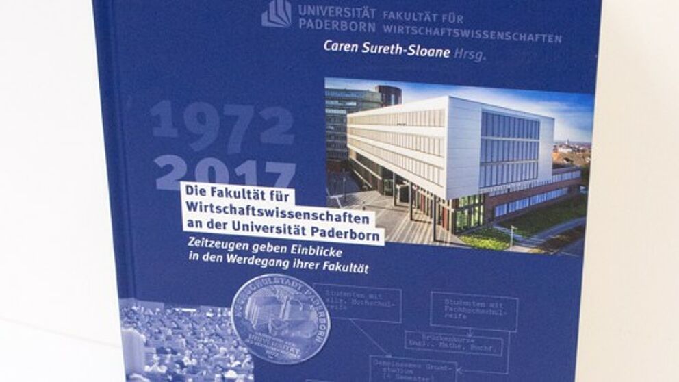 Foto (Universität Paderborn): Neuerscheinung: „Die Fakultät für Wirtschaftswissenschaften an der Universität Paderborn – Zeitzeugen geben Einblick in den Werdegang ihrer Fakultät“.