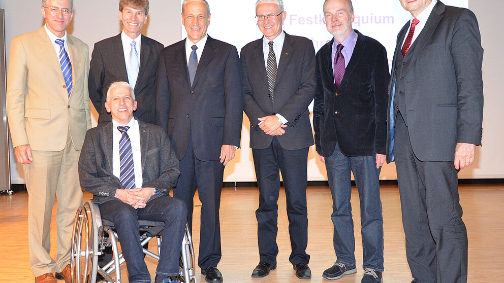 Foto: Die Festredner rund um Prof. Rammig (v.l.n.r.): Prof. Joachim Böcker, Prof. Nikolaus Risch, Prof. Franz Josef Rammig, Prof. Flavio Rech Wagner, Prof. Gerd Szwillus, Prof. Otthein Herzog, Jun.-Prof. Achim Rettberg (vorn)