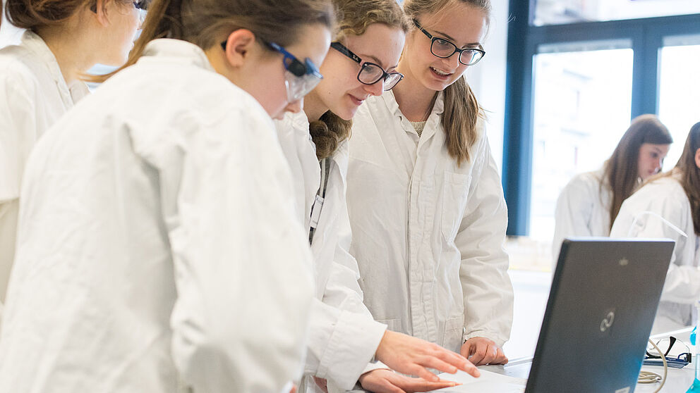 Foto (Universität Paderborn): Schülerinnen experimentieren während der Frühlings-Uni.