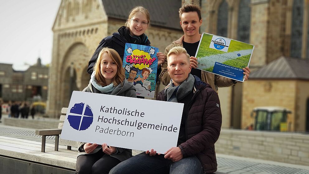 Foto: In diesem Semester ist Musik drin: (sitzend v. l.) Referentin Helena Schmidt, Studierendenpfarrer Nils Petrat, (stehend v. l.) Elisabeth Schröttke und David Gorny.