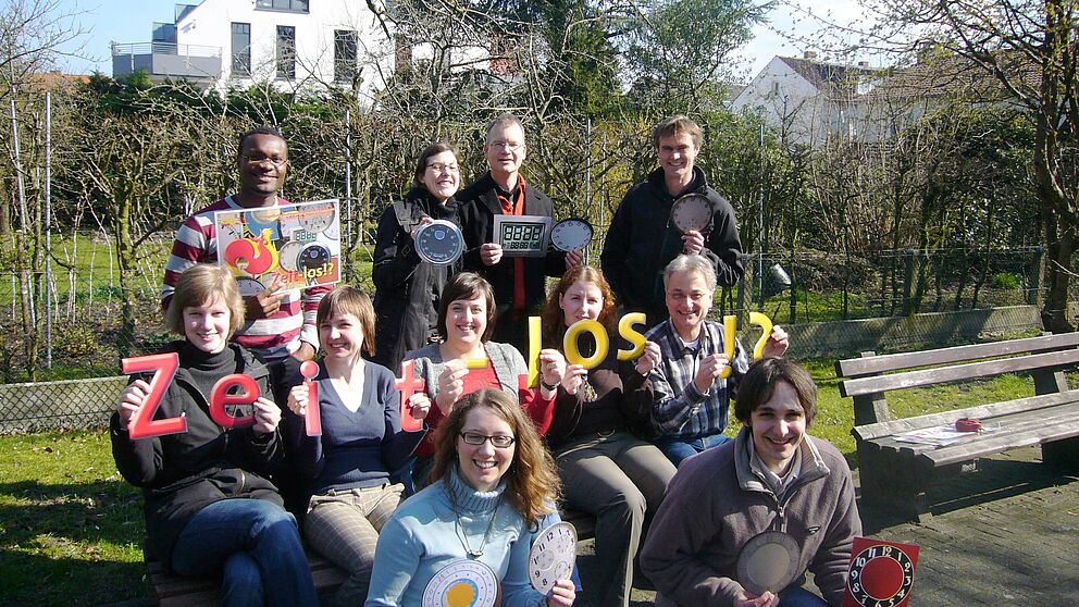 Auf dem Foto sind mit freundlicher Mitwirkung der KHG-Freunde zu sehen: Von links nach rechts: Obere Reihe: Gemeindeassistent Elom Aziadekey, Studentin Katharina Grote, Gemeindeassistent Matthias Wasmuth und Studentenpfarrer Lars Hofnagel von der KHG; Mit