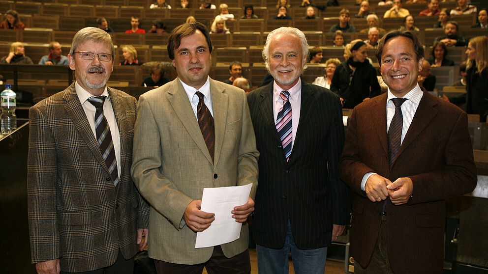 Foto (Universität Paderborn, Adelheid Rutenburges): Von links: Prof. Dr. Manfred Grote, Department Chemie, Privatdozent Dr. Alexander W. Friedrich, Prof. Dr. Hans-Joachim Warnecke, Dekan der Fakultät für Naturwissenschaften, und Dr. Georg Alles, Gesund