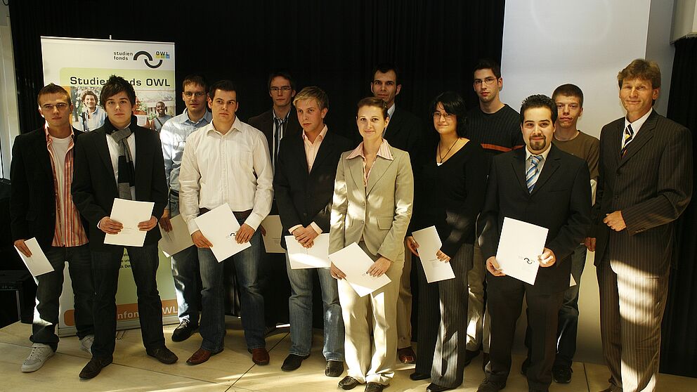 Foto: Stipendiaten der Universität und Rektor Prof. Dr. Nikolaus Risch. Zu sehen sind (v. li.): Eugen Borger (Wirtschaftsingenieurwesen/Elektrotechnik), Benjamin Amshoff (Wirtschaftsingenieurwesen/Maschinenbau), Christian Lessmeier (Maschinenbau), Thomas