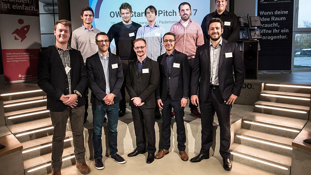 Foto (Universität Paderborn, TecUP, v. l.): Jan Loddenkemper (BauBuddy), Philipp Jorek (TeamZapp), Philipp Bednarek (Intab Pro), Christoph Bach (Intab Pro), Wolf-Henning Ohly (Viafly), hinten v. l. Nikolai Soentgerath (Khador), Stephan Fischer (Khador), Christian Klarhorst (Khador), Dietrich Kortenbruck (exatrek) und Alexander Kurte (exatrek).