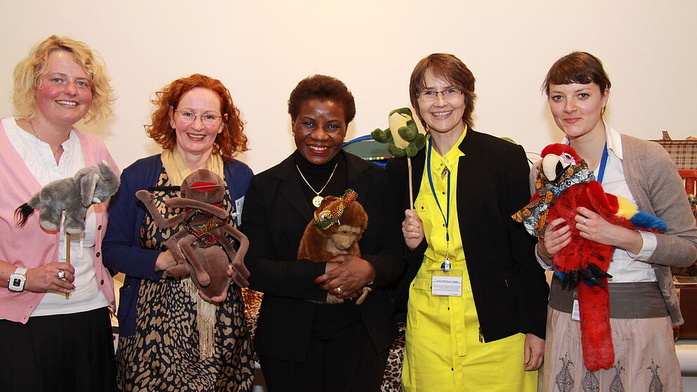 Foto (Wolfgang Lahr): Überreichung des Koffers: Johanna Tewes (Wissenschaftliche Mitarbeiterin, Kunst), Prof. Dr. Jutta Ströter-Bender (Kunst), Odette YAO YAO (Botschafterin der Ständigen Vertretung der Elfenbeinküste bei der UNESCO), Martina Nibbelin