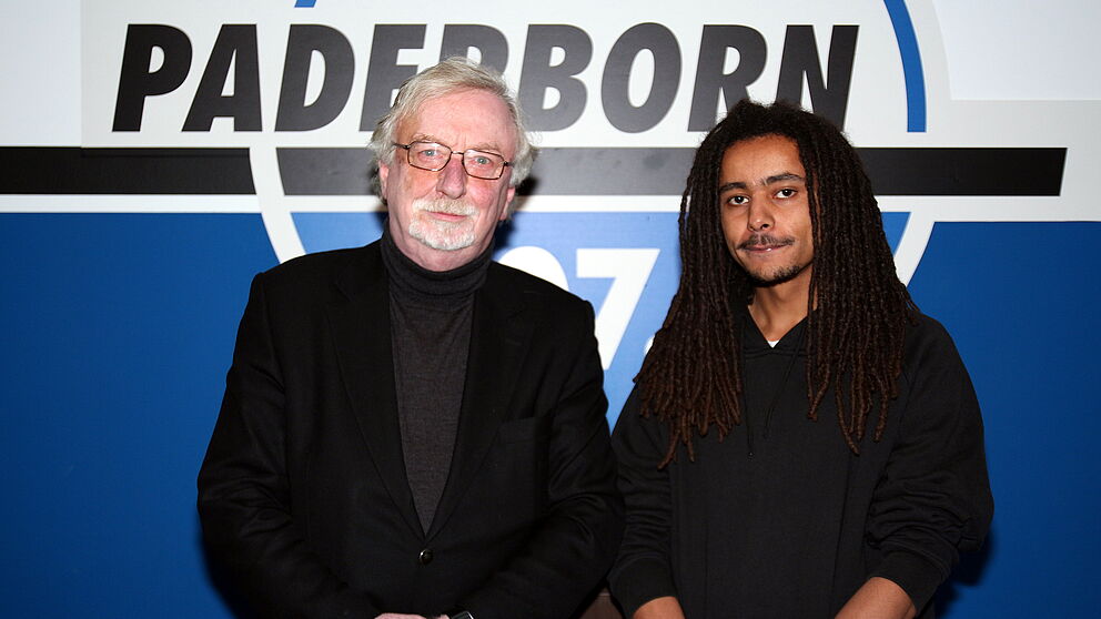 Foto (Universität Paderborn, Nina Reckendorf): Prof. Dr. Dr. h.c. mult. Peter Freese (links) übergab den Alumni-Förderpreis an Benedikt Blazeowsky, Vorsitzender von L’UniCo (rechts).