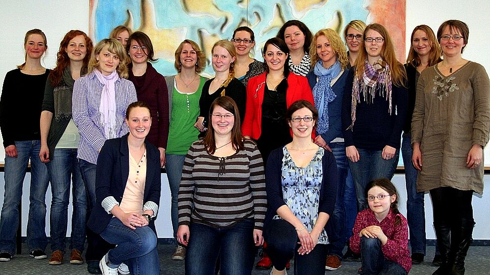 Foto (Universität Paderborn, Maike Amen): Mentees und Mentorinnen des vierten Jahrgangs bei der Auftaktveranstaltung zusammen mit Projektleiterin Prof. Dr. Ingrid Scharlau und Projektkoordinatorin Julia Steinhausen.