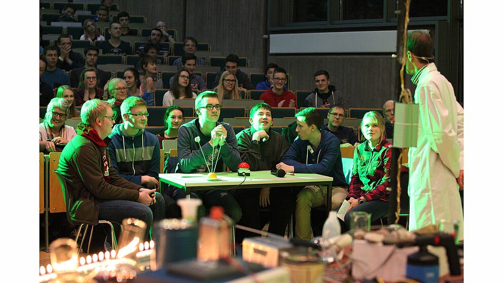Foto (Adelheid Rutenburges, Universität Paderborn): Kämpften um den Gewinn: Das Rateteam des Liebfrauengymnasiums aus Büren.