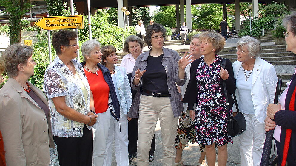 Foto (Alexandra Dickhoff): Aufmerksame Zuhörer während der Alumni-Führung im Innenhof der Universität. Organisiert und durchgeführt wurde die Führung von Alexandra Dickhoff (Alumni Paderborn) und Annegret Hilligus (PLAZ, Bildmitte).