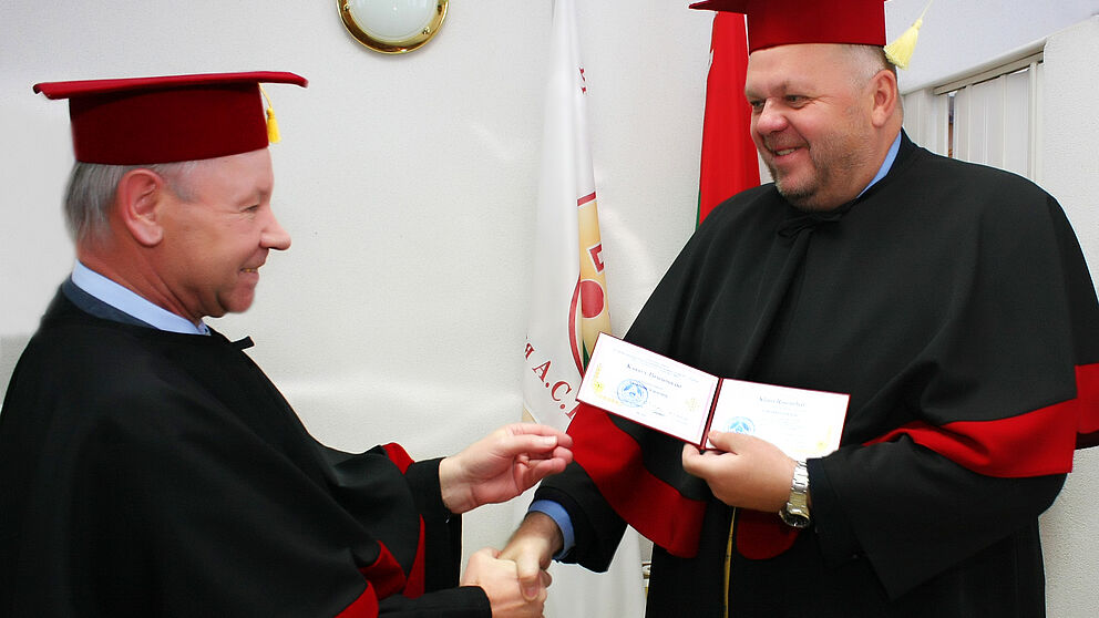 Foto (Klaus Rosenthal): Der Rektor der Staatlichen Alexander-Puschkin-Universität Prof. Dr. Mechyslau Chasnouski (links) verleiht die Urkunde zur Ehrenpromotion an Prof. Dr. Dr. h. c. Dr. h. c. Klaus Rosenthal