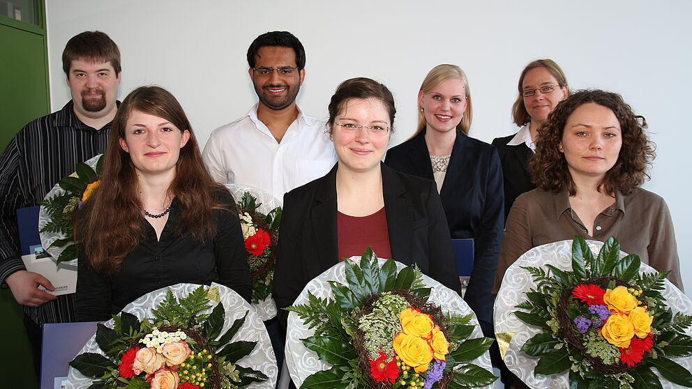 Foto (Universität Paderborn, Vanessa Dreibrodt), von links: Tobias Steinle, Rebecca Hölscher, Muhammad Fawad Panhwar, Anna Lienen, Stephanie Willike, Maja Schepelmann und Sarah Schauberger sind nun frischgebackene Stipendiaten der Universität Paderborn