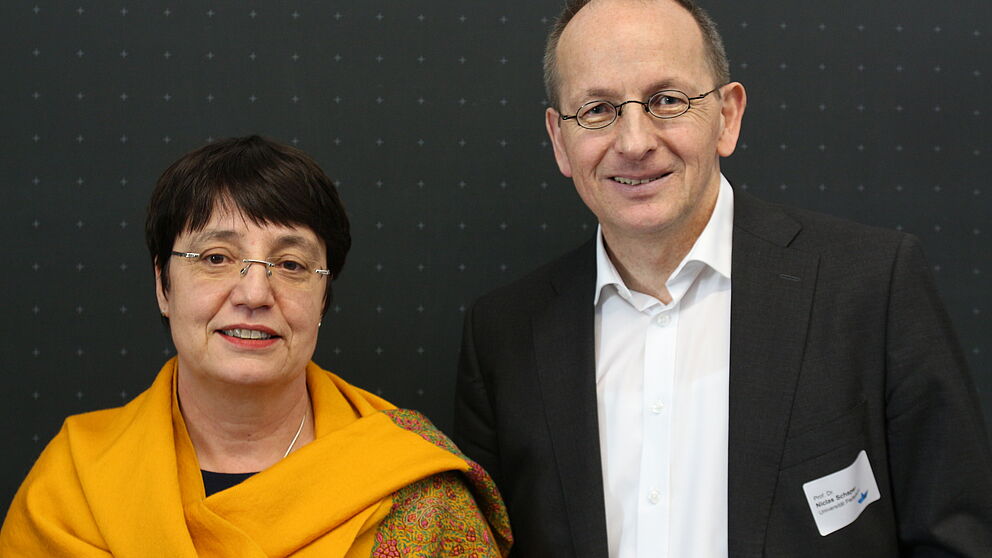 Foto (Universität Paderborn, Nina Reckendorf): Prof. Dr. Birgit Riegraf und Prof. Dr. Niclas Schaper.