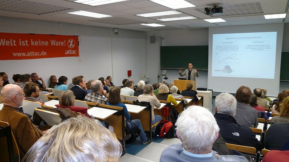 Abbildung: Visionär vor vollem Saal: Prof. Dr. Niko Paech