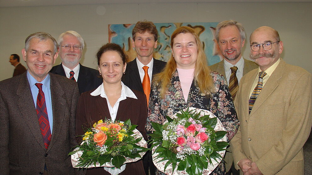 Foto: Dr. Agnes Szabone Varnai (3. v. li.) und Sonja Herres-Pawlis erhielten Postdoc-Stipendien vom Rektorat der Universität Paderborn v. li.): Prorektor Prof. Dr. Jörg Jarnut, Prorektor Prof. Dr. Bernard Michael Gilroy, Rektor Prof. Dr. Nikolaus Risch,