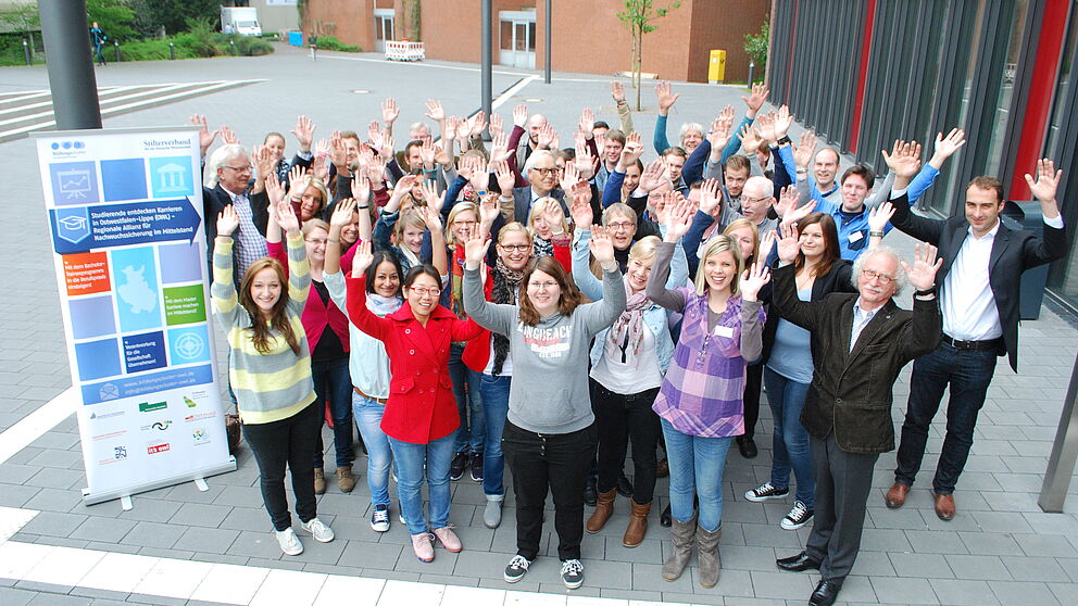 Foto: Im Teilprojekt „Service Learning“ bearbeiten Studierende mit der Unterstützung von Experten aus der Wirtschaft Problemstellungen gemeinnütziger Organisationen. Das Bild zeigt die Gruppe von Studiereden mit Kooperations- und Praxispartnern geme