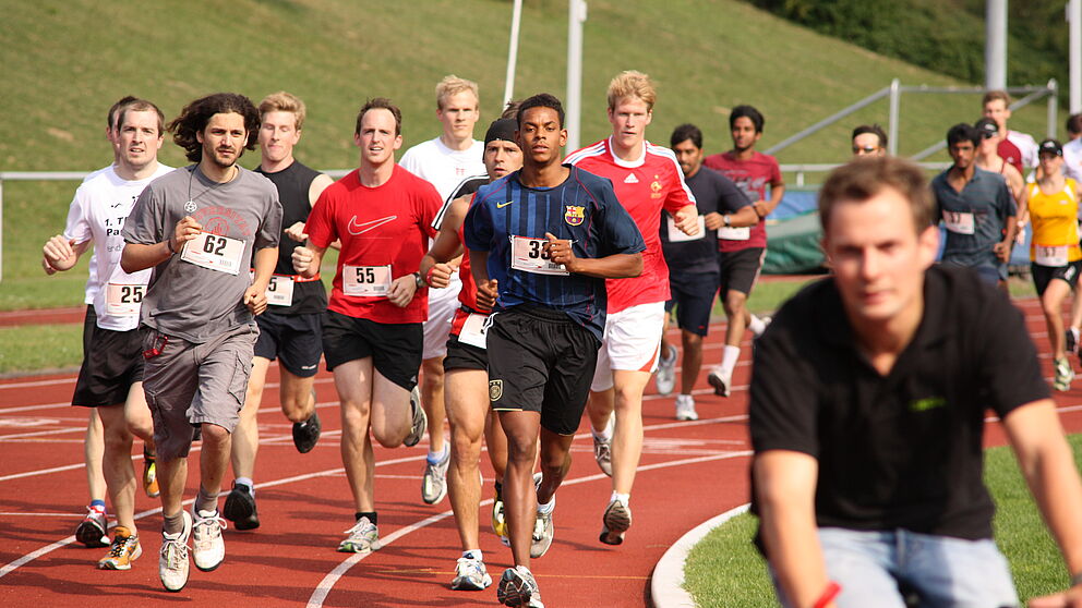 Foto (Universität Paderborn, Patrick Kleibold): Impression vom ersten Paderborner Campuslauf im Sommer 2011.