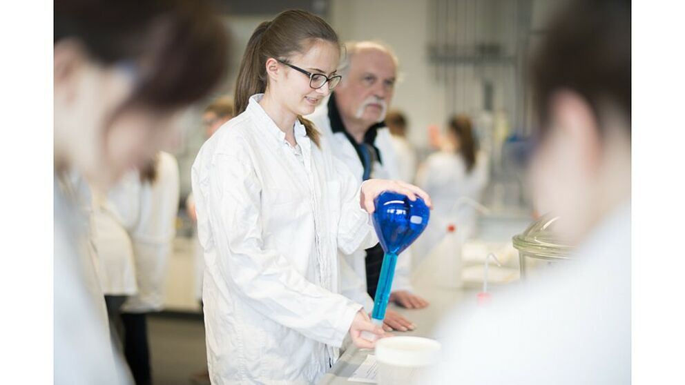 Foto (Universität Paderborn): Schülerinnen experimentieren während der Herbst-Uni. 