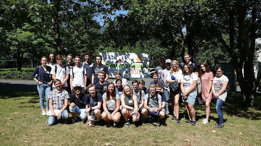 Foto (Universität Paderborn, Department Physik): Die Teilnehmenden des vierten SommerCamps Physik 2018 an der Uni Paderborn.