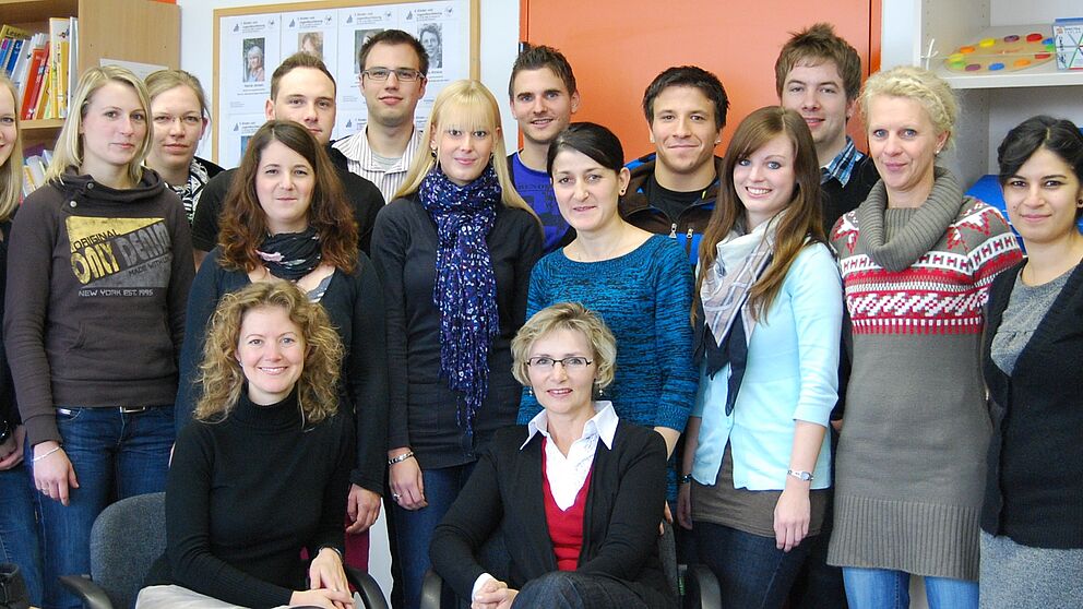 Foto (Universität Paderborn): Die neuen studentischen Förderlehrkräfte mit Frau Prof. Dr. Nicole Marx, wissenschaftliche Projektleiterin (vorne links), Frau Ludmilla Weiß, Abgeordnete Lehrerin im Projekt (vorne rechts), und Duygu Yelegen, Wissenschaft
