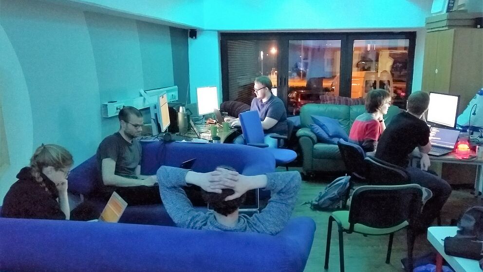 Foto: Teammitglieder von /upb/hack während der Midnight Sun CTF in den Räumen des Vereins C3PB. Der Wettbewerb dauerte 24 Stunden.