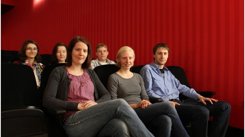 Foto: Die Organisatoren (von links) Maria Minewitsch, Johanna Doyé, Katharina Nordenbrock, Oliver Flothkötter, Sophie Charlotte Erichsen und Flemming Feß freuen sich auf eine spannende Studifilmnacht.
