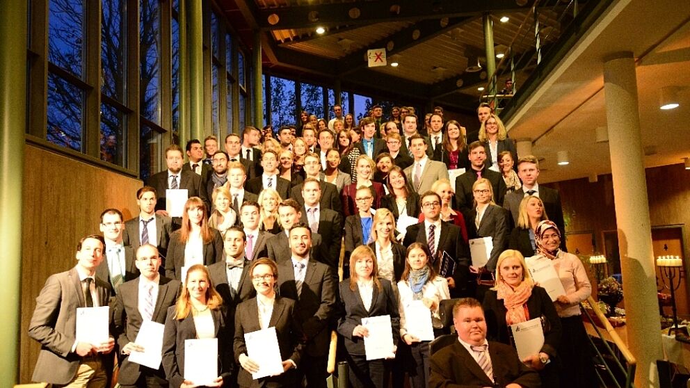 Foto (Universität Paderborn): Gruppe 1 der Absolventinnen und Absolventen am Tag der Wirtschaftswissenschaften 2013