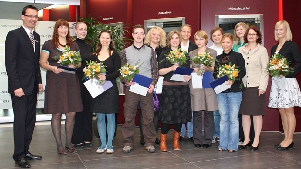 Foto (Thilo Pickartz, Universität Paderborn): Zwölf Paderborner Studierende zeigen in der Galerie der Gütersloher Sparkasse ihre spanischen Kunstwerke. Im Rahmen der Ausstellungseröffnung übergab Prof. Dr. Dorothee M. Meister, Vizepräsidentin für L