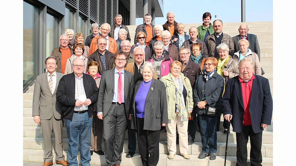 Foto (Universität Paderborn, Nina Reckendorf): Prof. Dr. Rüdiger Kabst, Vizepräsident der Universität Paderborn (vorn, 3. v. l.), und Christoph Schön, Leiter der Stabstelle Hochschulnetzwerk und Fundraising der Universität Paderborn (1. v. l.), begr