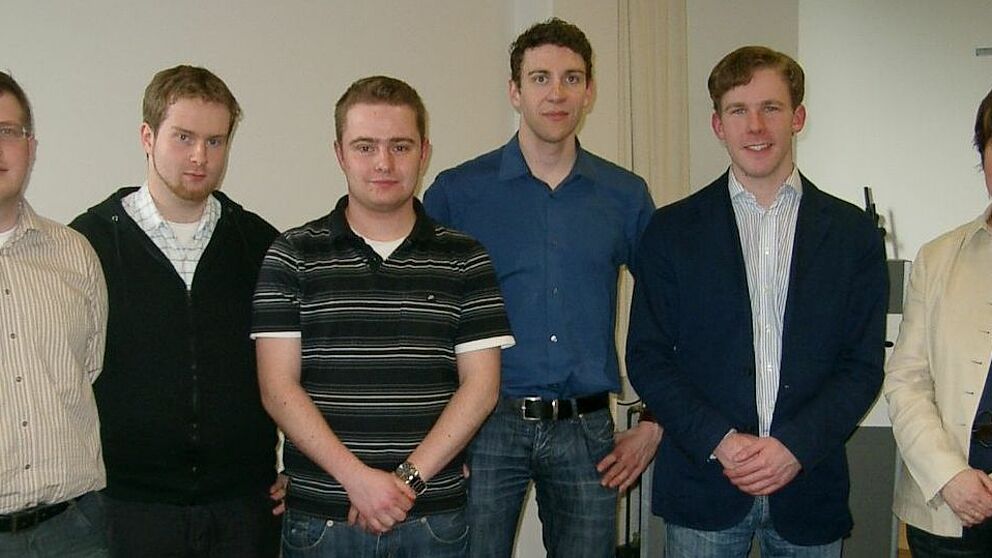 Foto: Die Sieger des EXIST Master-Cups (vorne v. l.) Mark Baukmann, Cornelius Markert, Andreas Korsus, Stephan Blankenburg und Holger Hagedorn zusammen mit Gabriele Felder von der Technologieförderung Münster GmbH.
