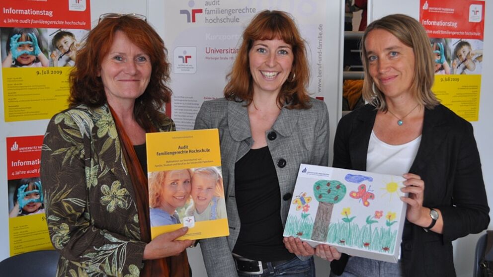 Foto (Universität Paderborn, Mark Heinemann): (v.li.): Imgard Pilgrim, Stefanie Leinfellner und Barbara Pickhardt mit Broschüren und einem „Elternpaket“.