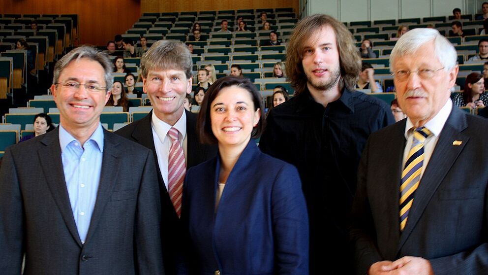 Foto (Universität Paderborn, Patrick Kleibold): v. li.: Tibor Werner Szolnoki, Prof. Dr. Nikolaus Risch, Dr. Yvonne Salman, Christoph Husemann und Bürgermeister Heinz Paus hießen die Erstsemester in Paderborn willkommen.