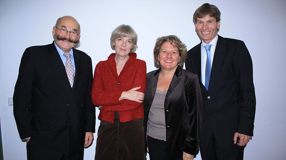 Foto: Wissenschaftsministerin Svenja Schulze (3. v. l.) lernt das Gender Zentrum der Uni Paderborn kennen, hier mit Prof. Dr. Barbara Rendtorff, Kanzler Jürgen Plato und Präsident Prof. Dr. Nikolaus Risch (rechts).