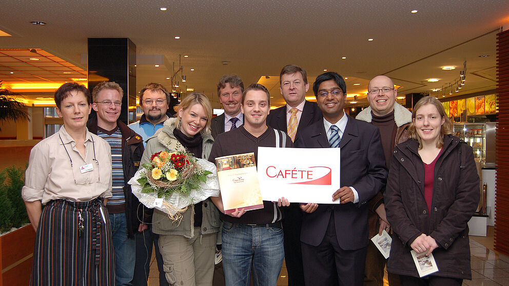 Bild: Regina Niggemeier - Leiterin der Caféte, Markus Spiekermann - Kandidat, Christian Hackmann - Kandidat, Jenny Sander – Kandidatin, Ulrich Klingebiel – Abteilungsleiter Gastronomiebetriebe, Jonas Wagner – AStA Vorsitzender – hält stellvertre