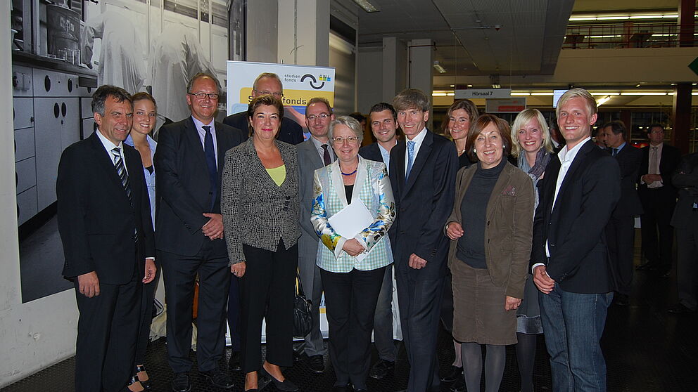 Foto v.l.n.r.: Prof. Dr.-Ing. Gerhard Sagerer (Rektor der Universität Bielefeld), Stipendiatin Raphaela Weygandt, Heiner Kamp MdB, Lena Strothmann MdB, Dirk U. Hindrichs (IHC-Präsident), Dr. Oliver Herrmann (Präsident der Hochschule OWL), Bundesministe