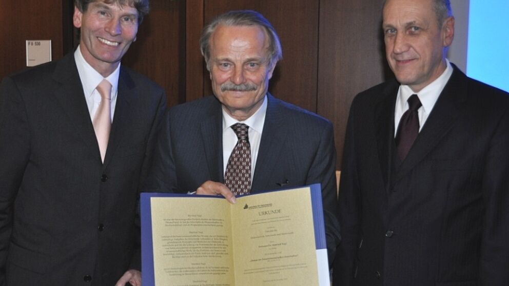 Foto (Universität Paderborn, Mark Heinemann): Prof. Dr.-Ing. Manfred Nagl (m.) erhielt im Rahmen einer Festveranstaltung aus den Händen von Dekan Prof. Dr. Franz Rammig (r.) sowie Präsident Prof. Dr. Nikolaus Risch den akademischen Grad "Doktor der Nat