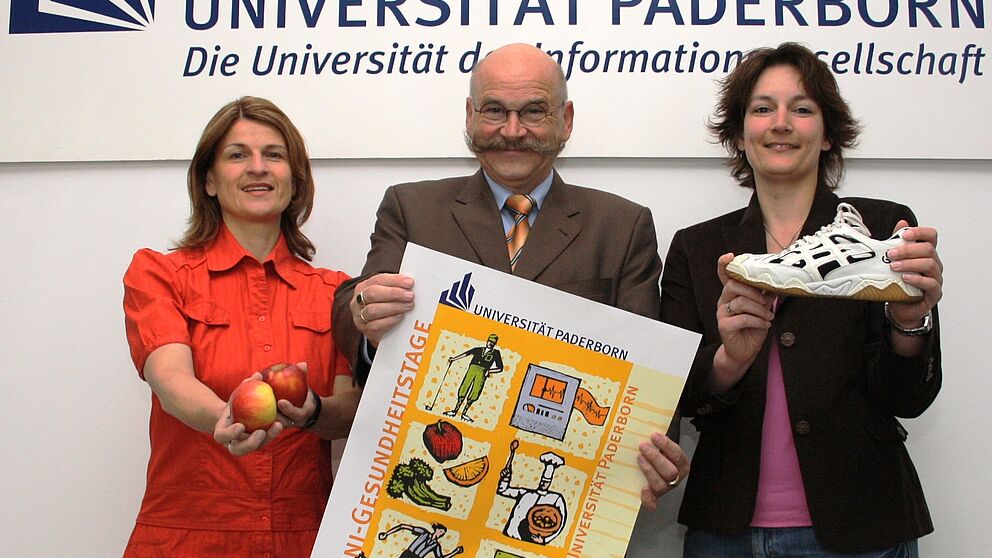 Foto (Heiko Appelbaum): v. li.: Diana Riedel, Sachgebietsleiterin für Arbeits-, Gesundheits- und Umweltschutz an der Universität Paderborn, Uni-Kanzler Jürgen Plato und Sandra Bischof freuen sich auf die Uni-Gesundheitstage 2009.
