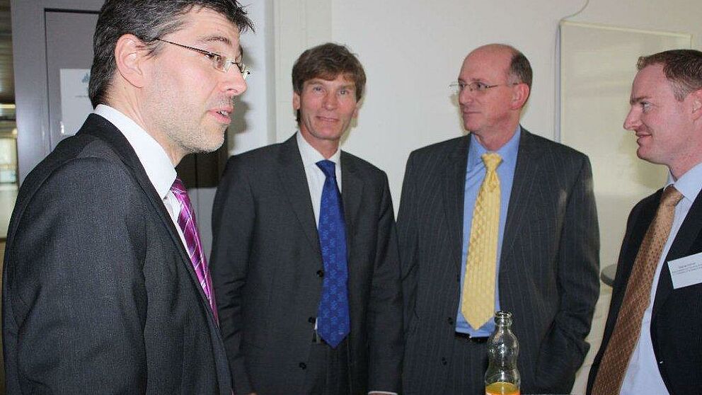 Foto: Wissenschaft trifft Wirtschaft – Die Veranstaltung bot jede Menge Gelegenheit, Kontakte zu knüpfen und zu vertiefen (v. li.): Prof. Dr.-Ing. Hans-Joachim Schmid, Prof. Dr. Nikolaus Risch, Bill Gerry (Boeing) und Stephan Eelman (Boeing).