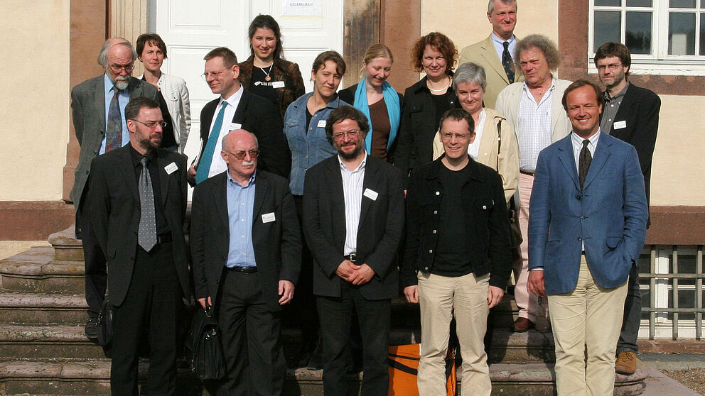 Foto (Christian Frankenfeld): Prof. Dr. Michael Hofmann (1. Reihe, Mitte) mit den Referentinnen und Referenten der Tagung auf Schloss Corvey; vorne rechts der Hausherr und Gastgeber in Corvey, Viktor Erbprinz von Ratibor und Corvey