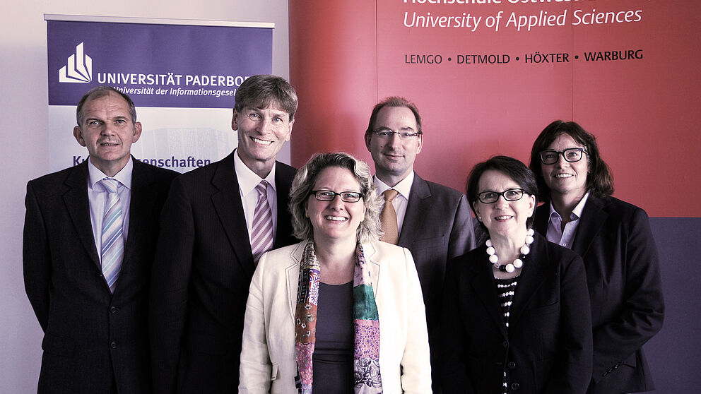 Foto (Marie-Kristin Henneken, Copyright: HS OWL): Stellten gemeinsam mit NRW-Wissenschaftsministerin Svenja Schulze (Dritte v. l.) den neuen gemeinsamen Studiengang für das Berufsschullehramt vor (v. l.): Professor Helmut Heseker (Leiter des Studiengangs