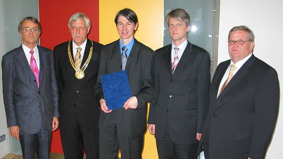 Foto (v. li.): Doktorvater Prof. Dr. Frank Göttmann, Bürgermeister Heinz Paus, Dr. Andreas Müller, Prokurist Franz-Josef Krüger, Vereinsdirektor Dr. Hermann-Josef Schmalor